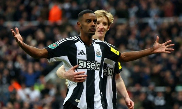 Alexander Isak được Troy Deeney khuyên Liverpool nên chiêu mộ
