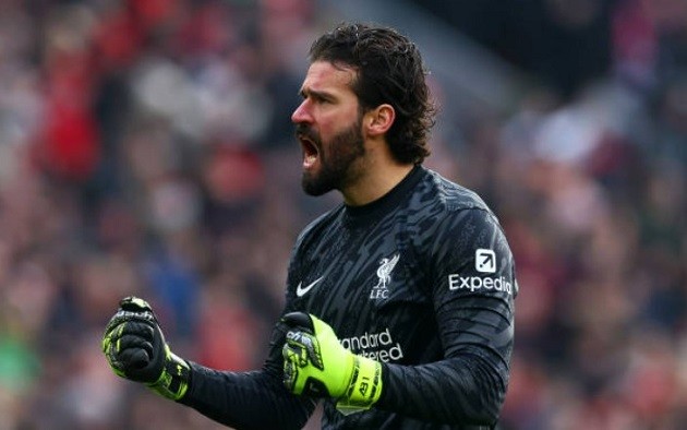 Alisson Becker ăn mừng, thể hiện cam kết gia hạn hợp đồng với Liverpool