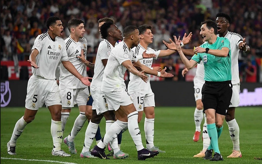 Ba cầu thủ Real Madrid nhận thẻ đỏ cuối trận chung kết Cúp Nhà vua với Barcelona