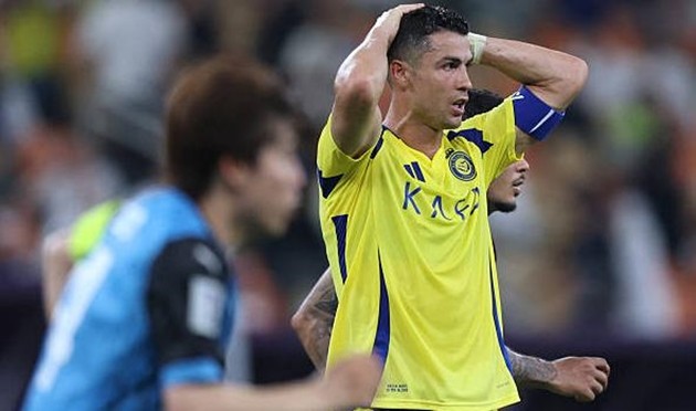 Cristiano Ronaldo thất vọng sau khi Al-Nassr bị Kawasaki Frontale loại khỏi AFC Champions League