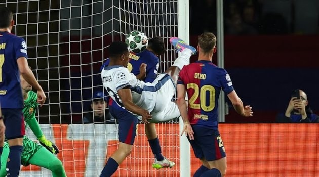 Dani Olmo tỏ thái độ không hài lòng khi bị thay ra trong trận Barcelona vs Inter Milan tại C1