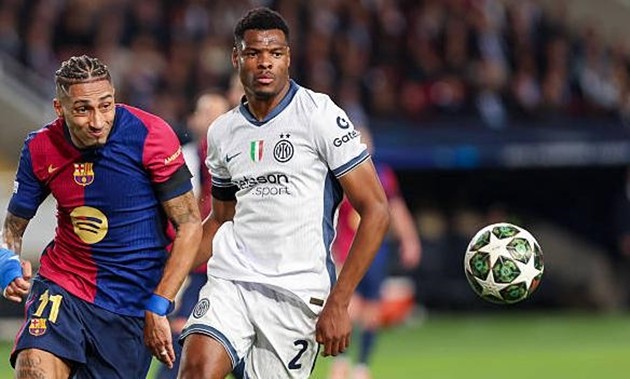 Denzel Dumfries ăn mừng sau khi ghi bàn vào lưới Barcelona, góp công lớn vào trận hòa 3-3 của Inter Milan