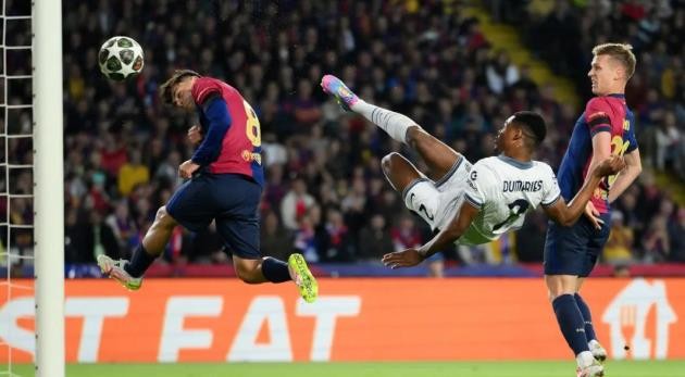 Denzel Dumfries ăn mừng sau màn trình diễn xuất sắc trong màu áo Inter Milan