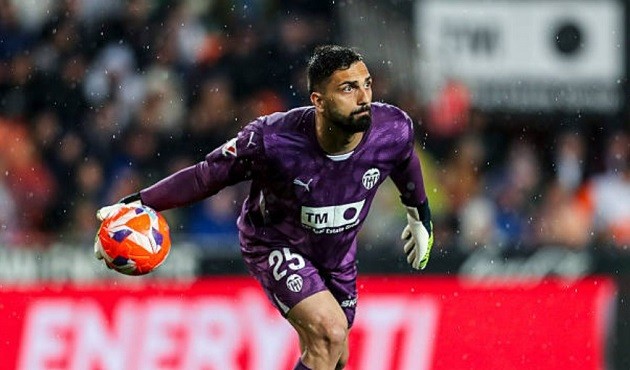 Giorgi Mamardashvili trong màu áo Valencia, đối mặt tương lai bất định tại Liverpool