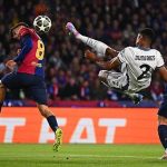 Hàng thủ Barcelona lúng túng trước các tình huống phạt góc của Inter Milan trong trận bán kết lượt đi C1
