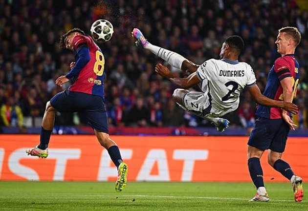 Hàng thủ Barcelona lúng túng trước các tình huống phạt góc của Inter Milan trong trận bán kết lượt đi C1
