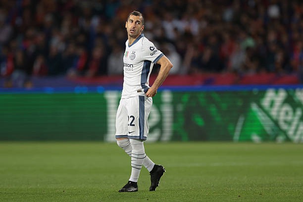 Henrikh Mkhitaryan tỏ rõ vẻ tiếc nuối trên sân sau khi Inter Milan hòa Barcelona tại bán kết Champions League