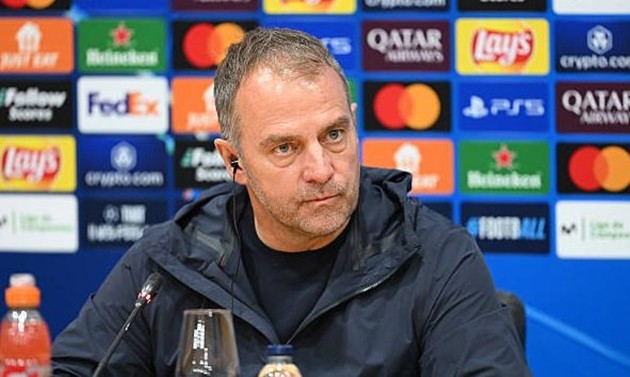 HLV Hansi Flick trầm ngâm sau trận hòa 3-3 của Barcelona trước Inter Milan tại bán kết lượt đi Champions League