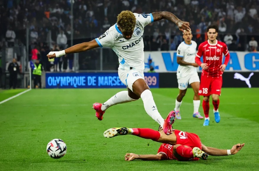HLV Vincent Kompany và quyết định của Bayern Munich về Luis Henrique