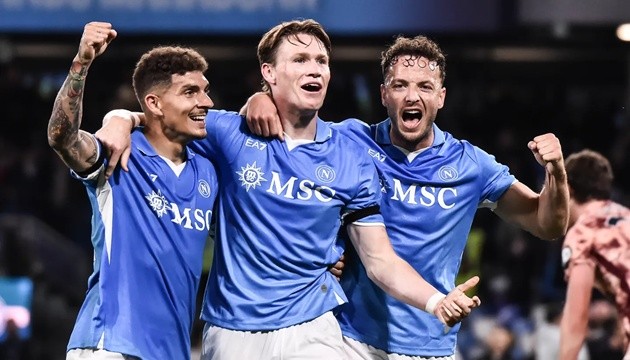 Huấn luyện viên và cầu thủ Man Utd trên sân tập - biểu thị sự cần thiết phải sử dụng đúng cầu thủ