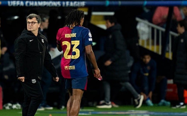 Jules Kounde bị đau trong trận bán kết Champions League giữa Barcelona và Inter Milan