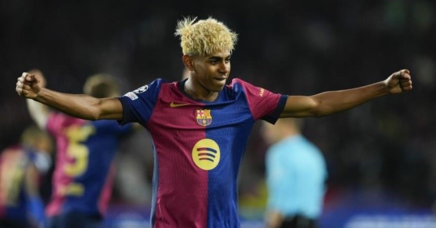 Lamine Yamal đi bóng kỹ thuật giữa vòng vây cầu thủ Inter Milan trong trận đấu Champions League.