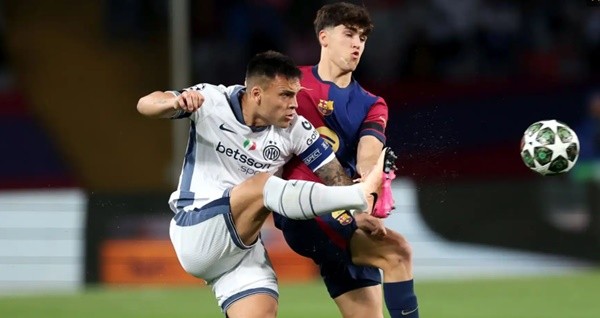 Lautaro Martinez tỏ ra đau đớn sau khi dính chấn thương gân kheo trong trận Inter gặp Barca