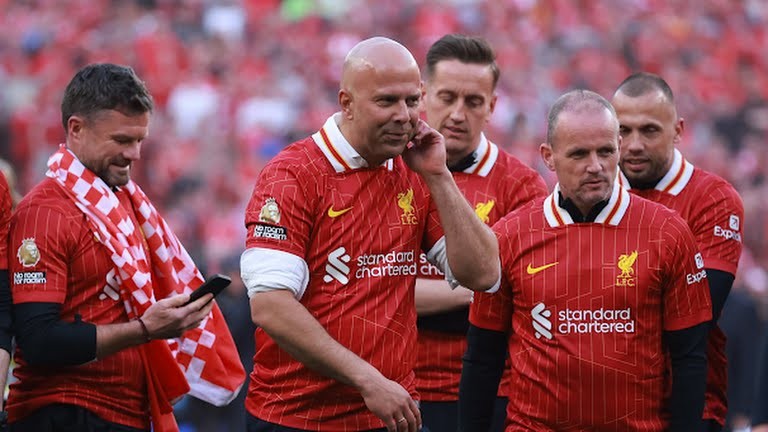 Liverpool ăn mừng chức vô địch Ngoại hạng Anh sau chiến thắng thuyết phục