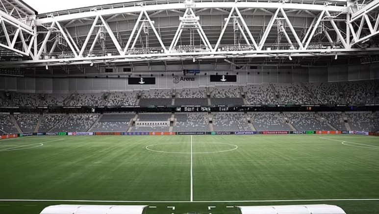 Mặt sân cỏ nhân tạo gây tranh cãi của CLB Djurgarden trước trận bán kết Conference League