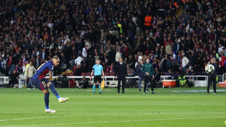 Raphinha ăn mừng bàn thắng quan trọng giúp Barcelona gỡ hòa trước Inter Milan tại bán kết Champions League.