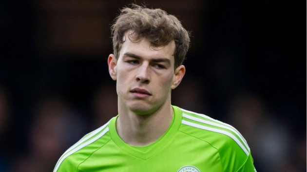 Thủ môn Mads Hermansen của Leicester City thể hiện phản xạ xuất sắc