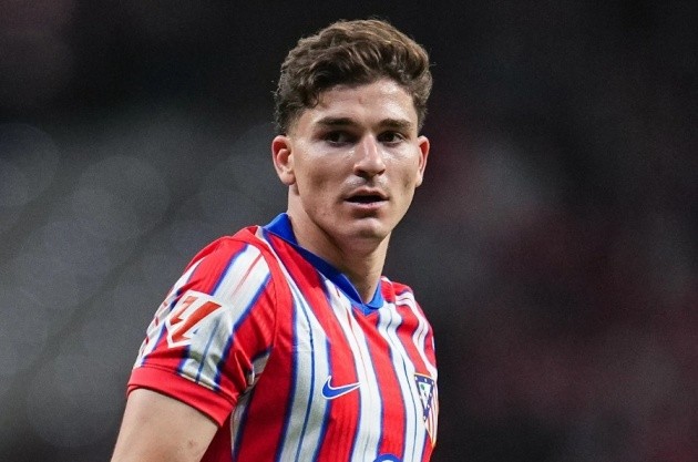 Tiền đạo Julian Alvarez của Atletico Madrid trong tầm ngắm Barcelona