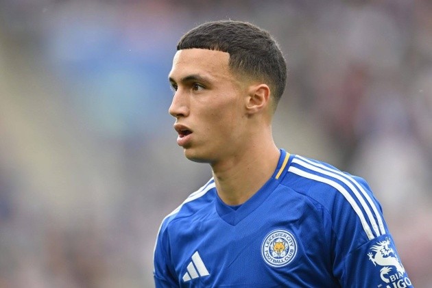 Tiền vệ Bilal El Khannouss của Leicester City thể hiện kỹ thuật cá nhân