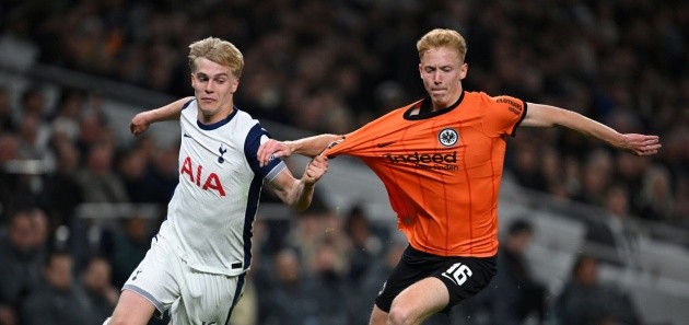 Tiền vệ Hugo Larsson (phải) trong tầm ngắm của Arsenal với mức giá tiềm năng 51 triệu bảng