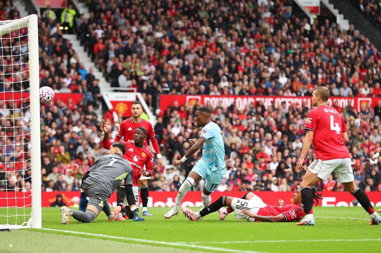 Altay Bayindir mắc sai lầm nghiêm trọng trong trận đấu giữa Manchester United và Burnley