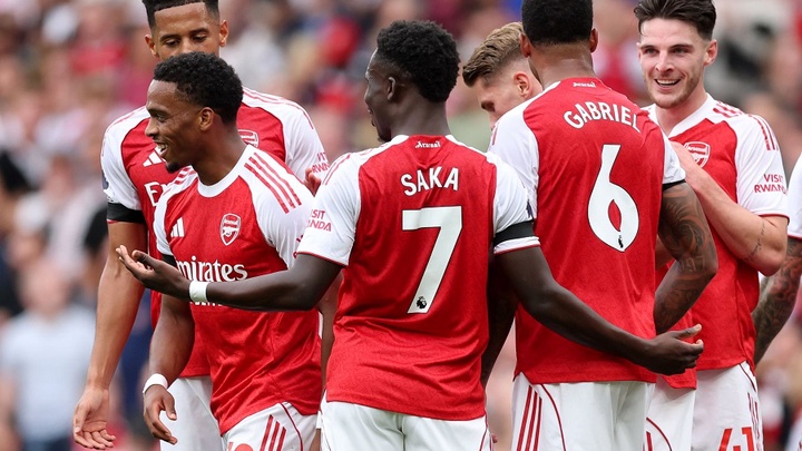 Các cầu thủ Arsenal trong một trận đấu quan trọng tại Ngoại hạng Anh, cho thấy sự quyết tâm sau thất bại trước Liverpool.