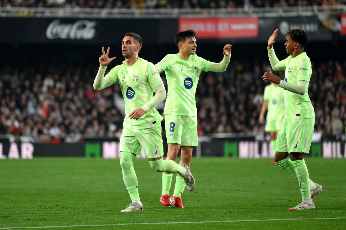 Các cầu thủ Barcelona trên sân trong một trận đấu La Liga
