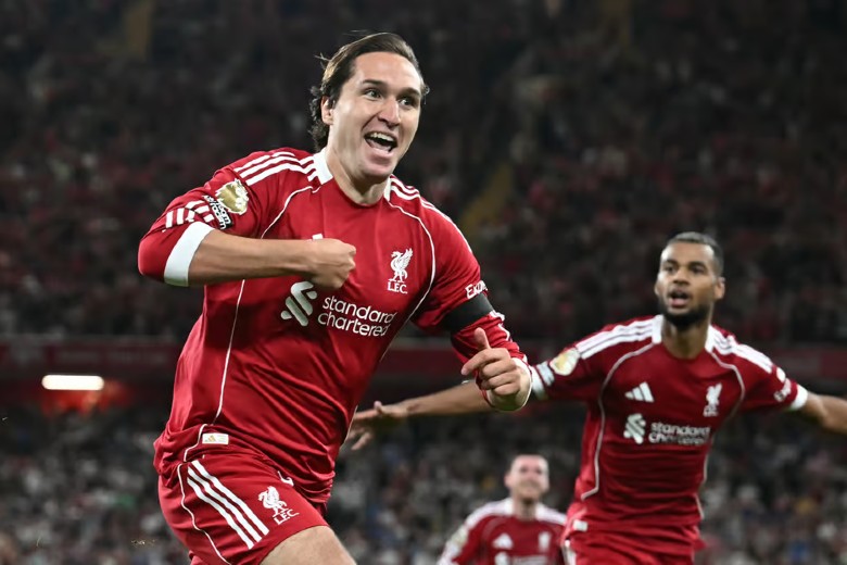 Hình ảnh đối đầu giữa Burnley và Liverpool, thể hiện sự chênh lệch đẳng cấp trước trận đấu Ngoại hạng Anh