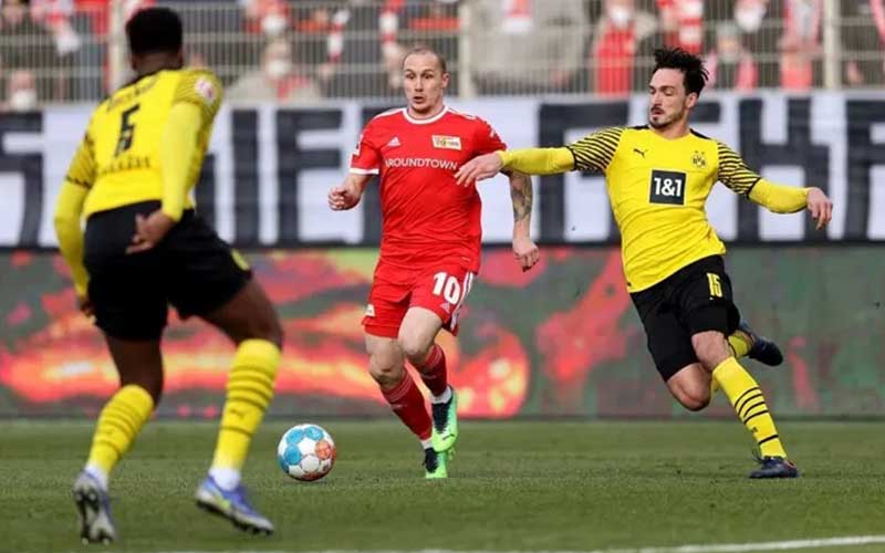 Cầu thủ Dortmund và Union Berlin tranh bóng quyết liệt trong trận đấu tại Bundesliga