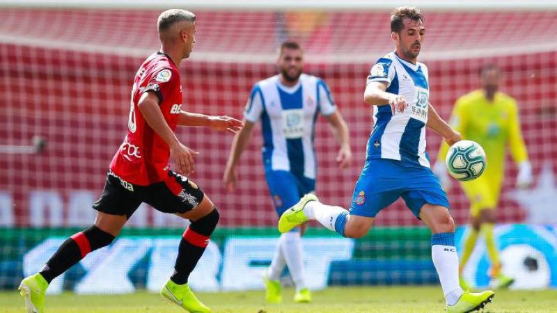 Cầu thủ Espanyol ăn mừng bàn thắng trong trận đấu, thể hiện phong độ thăng hoa của đội bóng