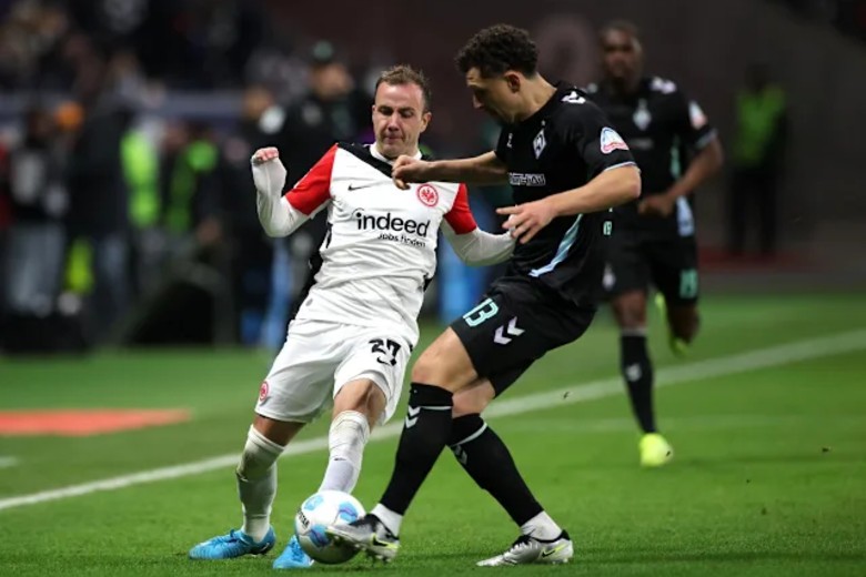 Đội hình Frankfurt chuẩn bị cho trận đấu với Werder Bremen tại giải Bundesliga, thể hiện sự tự tin của chủ nhà