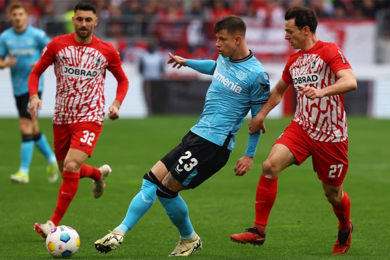 Tiền vệ Freiburg tranh chấp bóng quyết liệt trong trận đấu Bundesliga