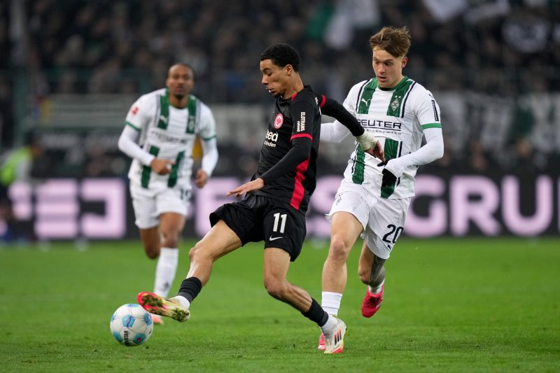 Cầu thủ Gladbach trong một pha bóng tấn công, chuẩn bị cho trận đấu mở màn Bundesliga.