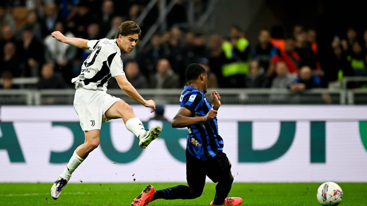 Các cầu thủ Juventus ăn mừng bàn thắng trong trận đấu Serie A, thể hiện phong độ cao của đội bóng