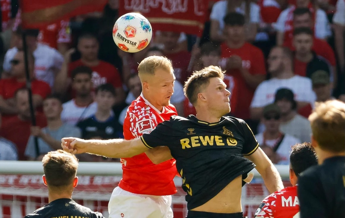 Cầu thủ Koln ăn mừng bàn thắng trong trận đấu mở màn Bundesliga