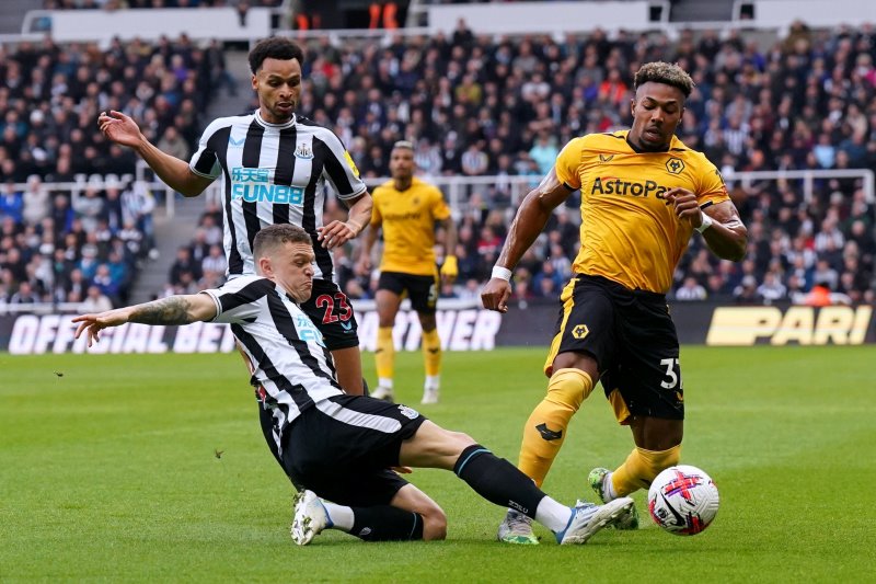 Cầu thủ Newcastle ăn mừng bàn thắng tại sân St James' Park, thể hiện phong độ và tinh thần của đội