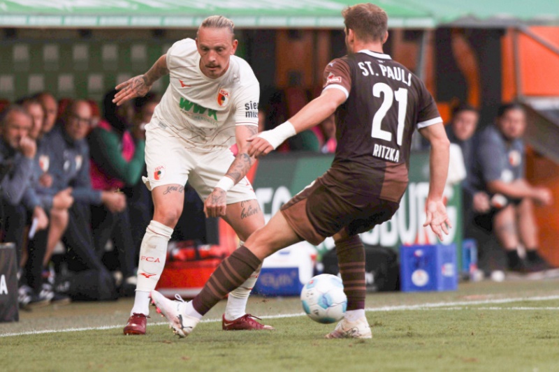 Cầu thủ St. Pauli ăn mừng chiến thắng, thể hiện phong độ ấn tượng trước trận đấu với Augsburg